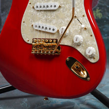 Load image into Gallery viewer, Fender Mami Stratocaster Artist Series 2017 Glossy Candy Apple Red MIJ JDM Japan