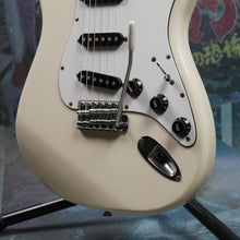 Load image into Gallery viewer, Squier Japan '72 Reissue Stratocaster CST SQ Serial 1983 Black MIJ Japan FujiGen