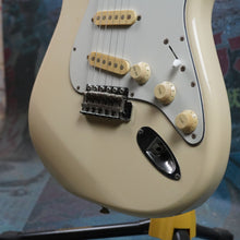 Load image into Gallery viewer, Squier Stratocaster E Serial 1987 White MIJ Japan FujiGen