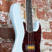 Load image into Gallery viewer, Fender Gold Foil Jazz Bass 2022 Sonic Blue
