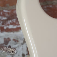 Load image into Gallery viewer, Fender '62 Reissue Stratocaster Floyd Rose ST62-FR 2010 Vintage White MIJ Japan
