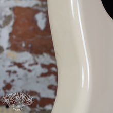 Load image into Gallery viewer, Fender '62 Reissue Stratocaster Floyd Rose ST62-FR 2010 Vintage White MIJ Japan
