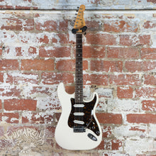 Load image into Gallery viewer, G&amp;L S-500 Premium 1998 White MIJ Japan Fujigen

