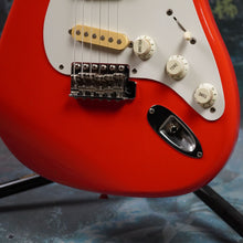 Load image into Gallery viewer, Squier Hank Marvin Signature Stratocaster 1992 Fiesta Red MIJ Japan
